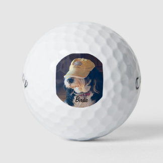 Birdie in een gele golf pet golfballen