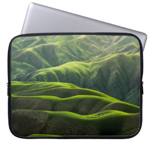 BIRD'S OOG UITZICHT FOTOGRAFIE VAN GROENMOUNTAINEN LAPTOP SLEEVE