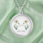 Birth Month Flower April Daisy Zilver Vergulden Ketting<br><div class="desc">Geboortemaandbloem April Daisy ketting met een afbeelding van een madeliefje. Onder de bloem is de naam geschreven in een elegant scriptlettertype. Onder de naam staat "April - Daisy", wat aangeeft dat de geboortemaand april is en de geboortebloem de madeliefje. Het is een gepersonaliseerd ketting, gemaakt als een attent geschenk voor...</div>