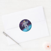 Birthday. Astronaut in de ruimte met Sterren & Gal Ronde Sticker (Envelop)