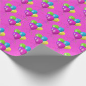Birthday-ballonnen met een confetti op roze cadeaupapier (Hoek)