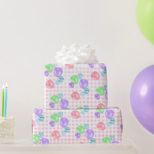 Birthday-ballonnen op roze gingham cadeaupapier