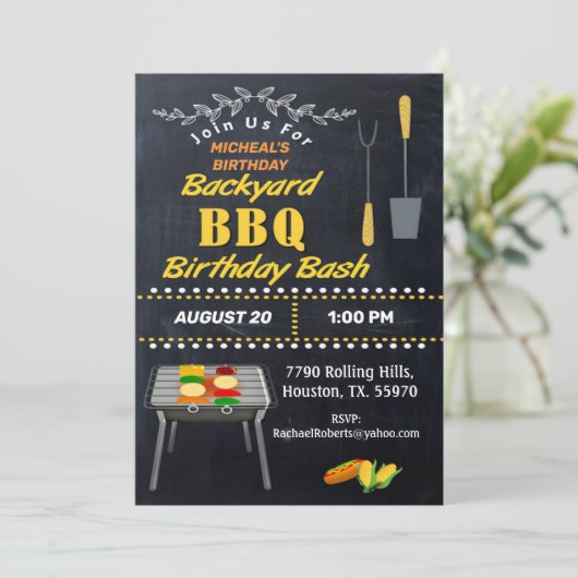 Birthday Bash Chalkboard Backyard Barbecue Invita Kaart (Staand voorkant)