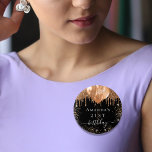 Birthday black gold glitter balloons name ronde button 3,2 cm<br><div class="desc">Voor een elegante 21ste (of om het even welke leeftijd) verjaardagsfeestje. Een zwarte achtergrond. Verkleurd met donkergoudfaux glitterdruppels,  druppelend uitzicht op verf,  glitterstof en ballonnen. Geef de naam en de leeftijd van 21 jaar een persoonlijk tintje en voeg deze toe.</div>