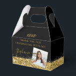 Birthday Black Gold Glitter Confetti Foto F Bedankdoosjes<br><div class="desc">Elegant gepersonaliseerde fotoparty favoriet box met gele gouden glittergrens en confetti sprinkles op een zwarte achtergrond met aangepaste tekst, perfect voor een moderne en christelijke verjaardag, bat mitzvah, Quinceañera, vrijgezellenfeest, baby shower of bachelorette party. Upload uw eigen foto en gebruik de Redacteur van de Sjabloon van het Hulpmiddel van het...</div>