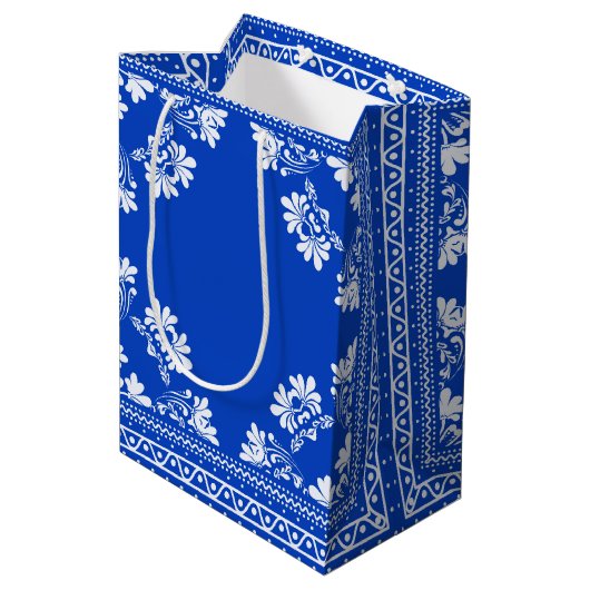 Birthday Blue en White Bandanna Medium Gift Bag Medium Cadeauzakje (Achterkant Gekanteld)