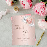 Birthday blush roos gold Silver Glitter floral Bedankkaart<br><div class="desc">Dank u wel voor een 50e (of om het even welke leeftijd) verjaardag. Een roos gouden, wazige gradiëntachtergrond. Gedecorreerd met roos goud, witte bloemen en faux zilver glitter, sparkles. Op voorzijde, een groot hand geschreven manuscript en de tekst: Dank u, jouw tekst, titel en een datum. Terug: personaliseer en voeg...</div>