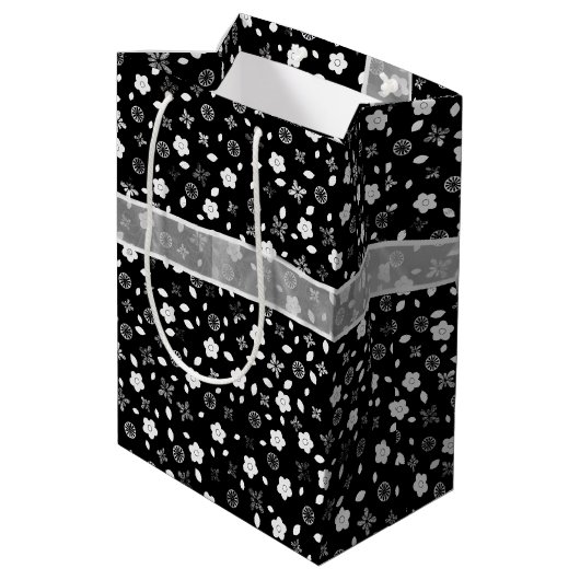 Birthday Bow on Floral Print Medium Cadeauzakje (Achterkant Gekanteld)