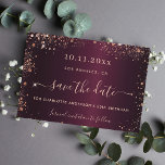 Birthday burgundy roos gold save the date<br><div class="desc">Een moderne Save the Date-kaart voor een 50e (of elke leeftijd) verjaardagsfeestje. Een bordeauxfaux metallic uitziende achtergrondkleur. Versierd met roos gouden faux sparkles. De tekst: Save the Date is geschreven met een groot trendy handgeschreven stijlscript.</div>