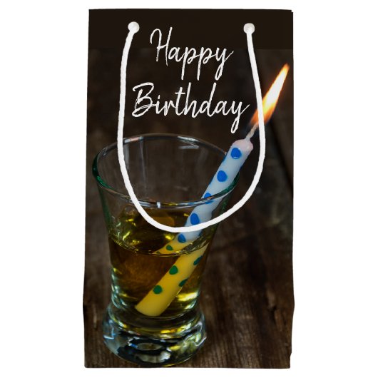 Birthday Candle in Whiskey Glass Klein Cadeauzakje (Voorkant)