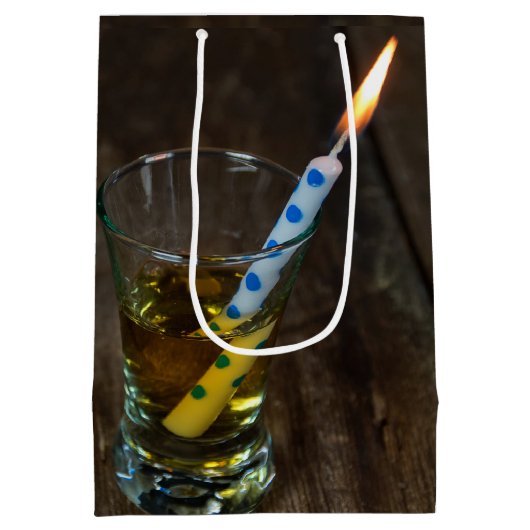 Birthday Candle in Whiskey Medium Cadeauzakje (Achterkant)