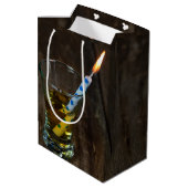 Birthday Candle in Whiskey Medium Cadeauzakje (Achterkant Gekanteld)
