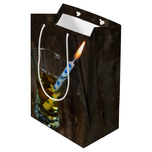 Birthday Candle in Whiskey Medium Cadeauzakje (Achterkant Gekanteld)