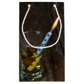 Birthday Candle in Whiskey Shot Glass Klein Cadeauzakje (Achterkant)