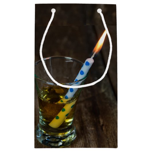 Birthday Candle in Whiskey Shot Glass Klein Cadeauzakje (Achterkant)
