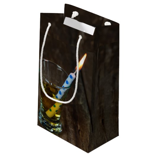 Birthday Candle in Whiskey Shot Glass Klein Cadeauzakje (Achterkant Gekanteld)