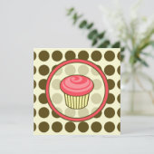 Birthday Cupcake Uitnodiging - Roze met bruine Sti (Staand voorkant)
