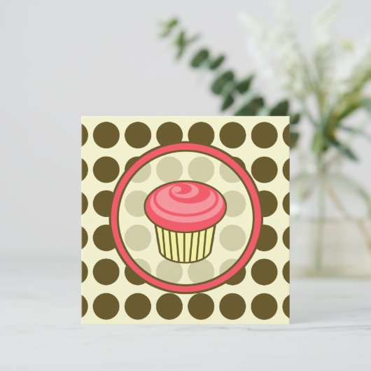 Birthday Cupcake Uitnodiging - Roze met bruine Sti (Staand voorkant)