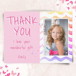 Birthday Dank je Kinder Foto Briefkaart Roze meisj<br><div class="desc">verjaardag bedankt je briefkaart voor meisjes met foto en tekst Ik hou van je prachtige cadeau. Cute roze verjaardag bedankt je kaart voor je vrienden en familie. Upload uw foto en personaliseer het briefkaart met jouw naam en tekst. Het briefkaart heeft kleurrijke sterren en golven. De achterkant is roze. Geweldig...</div>