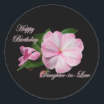 Birthday Daughter-in-law roze imatiens Items Ronde Sticker<br><div class="desc">Impatiens komen in een opmerkelijke verscheidenheid aan vormen en kleuren, waardoor ze een plusje zijn voor elke tuinman die schaduwtolerante planten nodig heeft. Ik heb het gevoel dat ze in Puerto Rico in het wild groeien. Ze doen net zo goed hier in Amerika (als in de annuelen) met een lichte...</div>