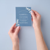 Birthday dusty blue eucalyptus budget uitnodiging flyer (Hand)