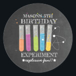 Birthday Experiment Science Birthday Ronde Sticker<br><div class="desc">Science Birthday Party | 'Birthday Experiment' - Zet je labjas aan en maak je klaar voor explosieve lol! Het is de perfecte decoratieve aanraking voor je wetenschapsfeestje. Geen behoefte aan tests of experimenten... we hebben je bedekt. Deze sticker maakt deel uit van ons collectie van een wetenschapsverjaardagsfeestje. Vergeet niet om...</div>