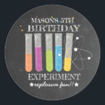 Birthday Experiment Science Birthday Ronde Sticker<br><div class="desc">Science Birthday Party | 'Birthday Experiment' - Zet je labjas aan en maak je klaar voor explosieve lol! Het is de perfecte decoratieve aanraking voor je wetenschapsfeestje. Geen behoefte aan tests of experimenten... we hebben je bedekt. Deze sticker maakt deel uit van ons collectie van een wetenschapsverjaardagsfeestje. Vergeet niet om...</div>