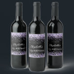 Birthday-feest zwarte paarse glitter stofnaam wijn etiket<br><div class="desc">Een wijnetiket voor een meisje- en glamoureus-21e (of eender welke leeftijd) verjaardagsfeest. Een zwarte achtergrond met paars,  violet faux glitter stof. Een datum,  naam en leeftijd van 21 jaar personaliseren en toevoegen. De naam wordt geschreven met een elegant handgeschreven stijlmanuscript met letters.</div>