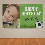 Birthday Football sport Spandoek<br><div class="desc">Voetbal met de gelukkige verjaardagsbanner die een foto van je kind bevat,  een groene football pitch,  groengras,  een voetbal en een kinder banner sjabloon.</div>