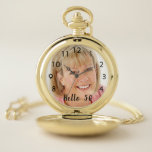Birthday foto hallo zwarte vrouw zakhorloge<br><div class="desc">Sjabloon voor Uw eigen foto en de leeftijd. Zwarte tekstbekleding: Hallo 50. Een geweldig 50e of een verjaardagscadeau voor haar. De tekst wordt geschreven met een modern en trendy hand lettered stijlmanuscript. Zwarte kloknominale nummers van 8 tot 4.</div>