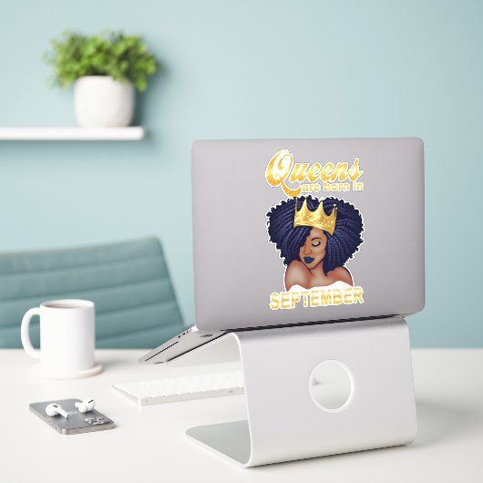 Birthday Gifts | Queens wordt in september geboren Sticker (Laptop op bureau)