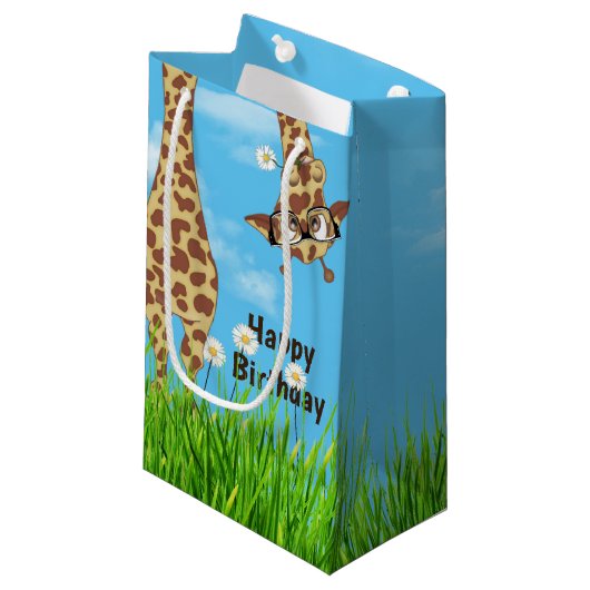 Birthday Giraffe met bril in gras Klein Cadeauzakje (Voorkant Gekanteld)