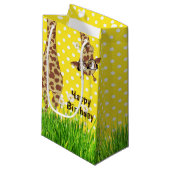 Birthday Giraffe met bril op pooldots Klein Cadeauzakje (Voorkant Gekanteld)