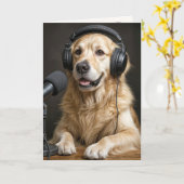 Birthday Golden Retriever Hosting a Podcast Kaart (Gele Bloem)