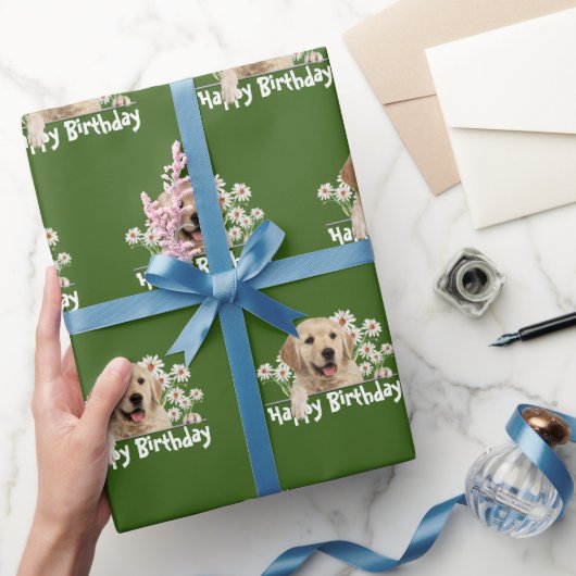 Birthday Golden Retriever over Green Cadeaupapier (Geschenken)