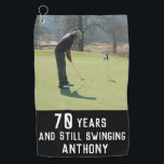 Birthday Golfer Funny 70th happy Dad foto Golfhanddoek<br><div class="desc">70 jaar en nog steeds aan het zwemmen,  foto,  grappige 70ste verjaardag citeert golfhanddoek. Perfect voor vader,  opa,  stiefvader. Golfer cadeauidee. U kunt het jaar en de naam personaliseren.</div>