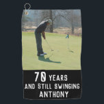 Birthday Golfer Funny 70th happy Dad foto Golfhanddoek<br><div class="desc">70 jaar en nog steeds aan het zwemmen,  foto,  grappige 70ste verjaardag citeert golfhanddoek. Perfect voor vader,  opa,  stiefvader. Golfer cadeauidee. U kunt het jaar en de naam personaliseren.</div>