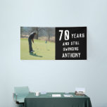 Birthday Golfer Funny 70th happy Dad foto Spandoek<br><div class="desc">70 jaar en nog steeds swingend,  foto,  grappige 70e verjaardag citaat banner. Perfect voor vader,  opa,  stiefvader. Golfer cadeau idee. Je kunt het jaar en de naam personaliseren en je eigen foto uploaden.</div>
