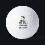 Birthday Golfer Funny 70th happy Dad Par Golfballen<br><div class="desc">70 jaar en nog steeds zwaaiend,  grappige 70ste verjaardag citeert golfballen. Perfect voor vader,  opa,  stiefvader. Golfer cadeauidee. U kunt het jaar en de naam personaliseren.</div>