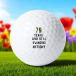 Birthday Golfer Funny 70th happy Dad Par Golfballen<br><div class="desc">70 jaar en nog steeds zwaaiend,  grappige 70ste verjaardag citeert golfballen. Perfect voor vader,  opa,  stiefvader. Golfer cadeauidee. U kunt het jaar en de naam personaliseren.</div>