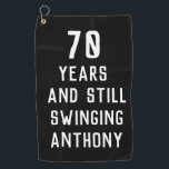 Birthday Golfer Funny 70th happy Dad Par Golfhanddoek<br><div class="desc">70 jaar en nog steeds zwevende,  grappige 70ste verjaardag citeert golfhanddoek. Perfect voor vader,  opa,  stiefvader. Golfer cadeauidee. U kunt het jaar en de naam personaliseren.</div>