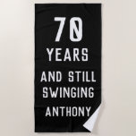 Birthday Golfer Funny 70th happy Dad Par Strandlaken<br><div class="desc">70 jaar en nog steeds swingende,  grappige 70e verjaardag citaat golf strand handdoek. Perfect voor hem. Golfer cadeau idee. U kunt het jaar en de naam personaliseren.</div>