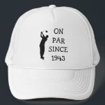 Birthday Golfer Funny 80th happy Dad Par Trucker Pet<br><div class="desc">Op gelijke hoogte sinds 1943. 80ste verjaardag. Perfect voor vader,  opa,  stiefvader pet. Golfer cadeau idee. Personaliseer het met een jaar.</div>