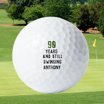 Birthday Golfer Funny 90th happy Dad Par Golfballen<br><div class="desc">90 jaar en nog steeds zwevende,  grappige 90ste verjaardag citeert golfballen. Perfect voor vader,  opa,  stiefvader. Golfer cadeauidee. U kunt het jaar en de naam personaliseren.</div>