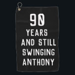 Birthday Golfer Funny 90th happy Dad Par Golfhanddoek<br><div class="desc">90 jaar en nog steeds zwevende,  grappige 90ste verjaardag citeert golfhanddoek. Perfect voor vader,  opa,  stiefvader. Golfer cadeauidee. U kunt het jaar en de naam personaliseren.</div>