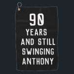 Birthday Golfer Funny 90th happy Dad Par Golfhanddoek<br><div class="desc">90 jaar en nog steeds zwevende,  grappige 90ste verjaardag citeert golfhanddoek. Perfect voor vader,  opa,  stiefvader. Golfer cadeauidee. U kunt het jaar en de naam personaliseren.</div>