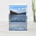 Birthday Husband, Inveraray, Schotland Kaart<br><div class="desc">Happy Birthday Husband,  blauw water voor de groene boom bedekte heuvels en blauwe hemelreflecties in Inveraray,  Schotland.
Voorste tekst luidt: Gefeliciteerd met de verjaardag van een geweldige man. De binnenkaart is leeg.</div>