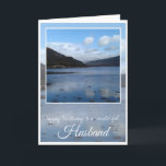 Birthday Husband, Inveraray, Schotland Kaart<br><div class="desc">Happy Birthday Husband,  blauw water voor de groene boom bedekte heuvels en blauwe hemelreflecties in Inveraray,  Schotland.
Voorste tekst luidt: Gefeliciteerd met de verjaardag van een geweldige man. De binnenkaart is leeg.</div>