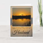 Birthday Husband, Tree Silhouette Behind Sunrise, Kaart<br><div class="desc">Gelukkige Birthday Husband. Mooie oranje zonsopgang achter eikenboomsilhouet,  weerspiegeld op meer met zwarte riet op de voorgrond. De tekst luidt: Fijne verjaardag voor mijn geweldige man. De binnenkaart is leeg.</div>