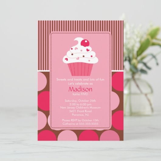 Birthday Invitation Cute Cherry Cupcake Pink Brown Kaart (Staand voorkant)